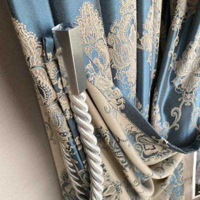 Διακοσμητικό μαγνητάκι σε εκρού/γκρι αποχρώση – JULIE