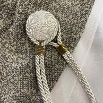 Διακοσμητικό μαγνητάκι σε εκρού απόχρωση – KORIN